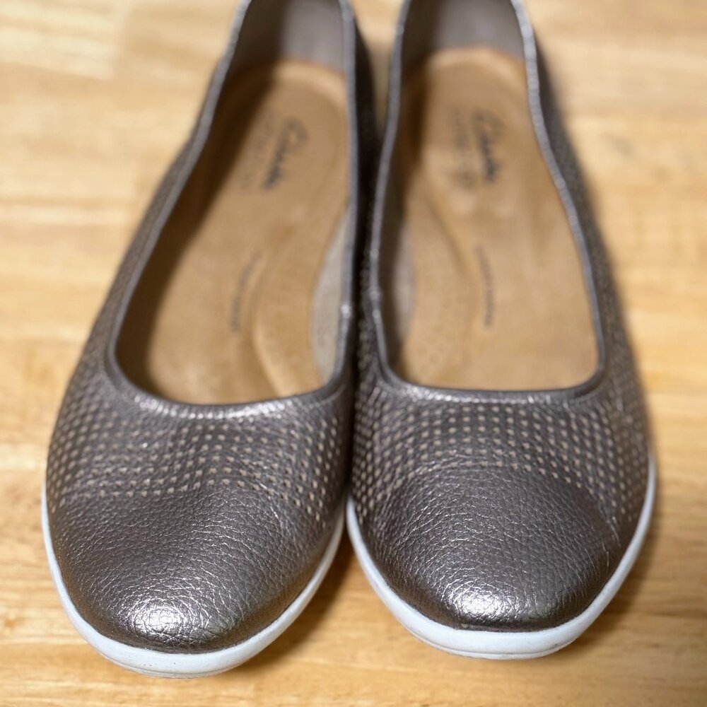 Clarks Size 9 Wide or Average (B) Gold/Pewter Color